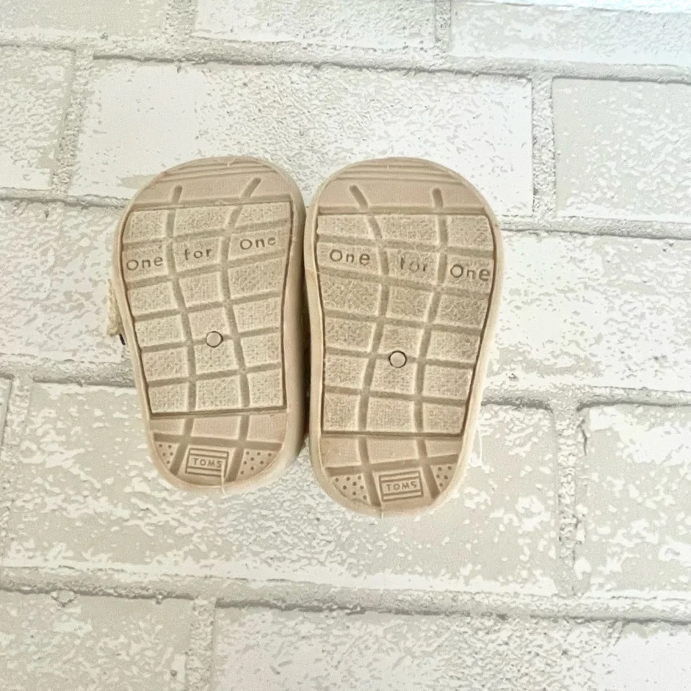 TOMS Baby Toddler Kids Beige Canvas Shoes Size T2 NEW